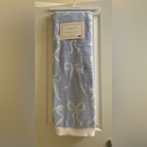 Cupcakes and Cashmere  🎀 Bow Decorative Throw Blanket  Baby blue  NWT